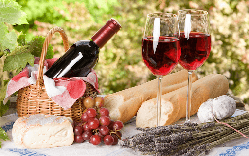 Rượu vang đỏ hấp dẫn ánh mắt mọi người bởi màu đỏ đậm đặc trưng và quyến rũ